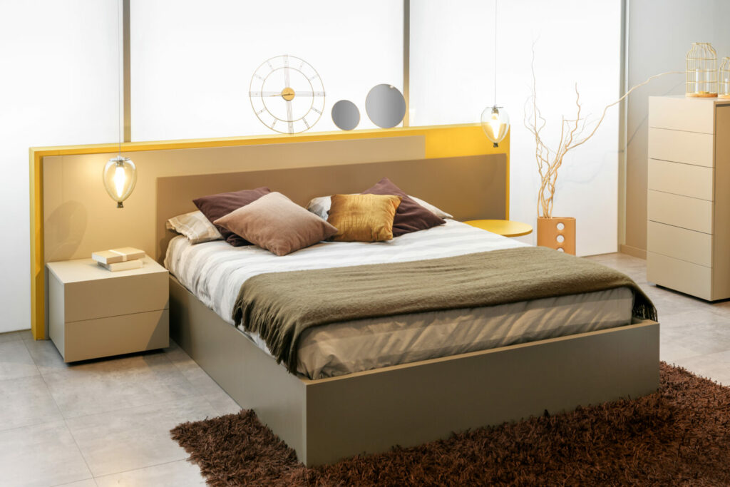 brązowe łóżko i żółte elementy