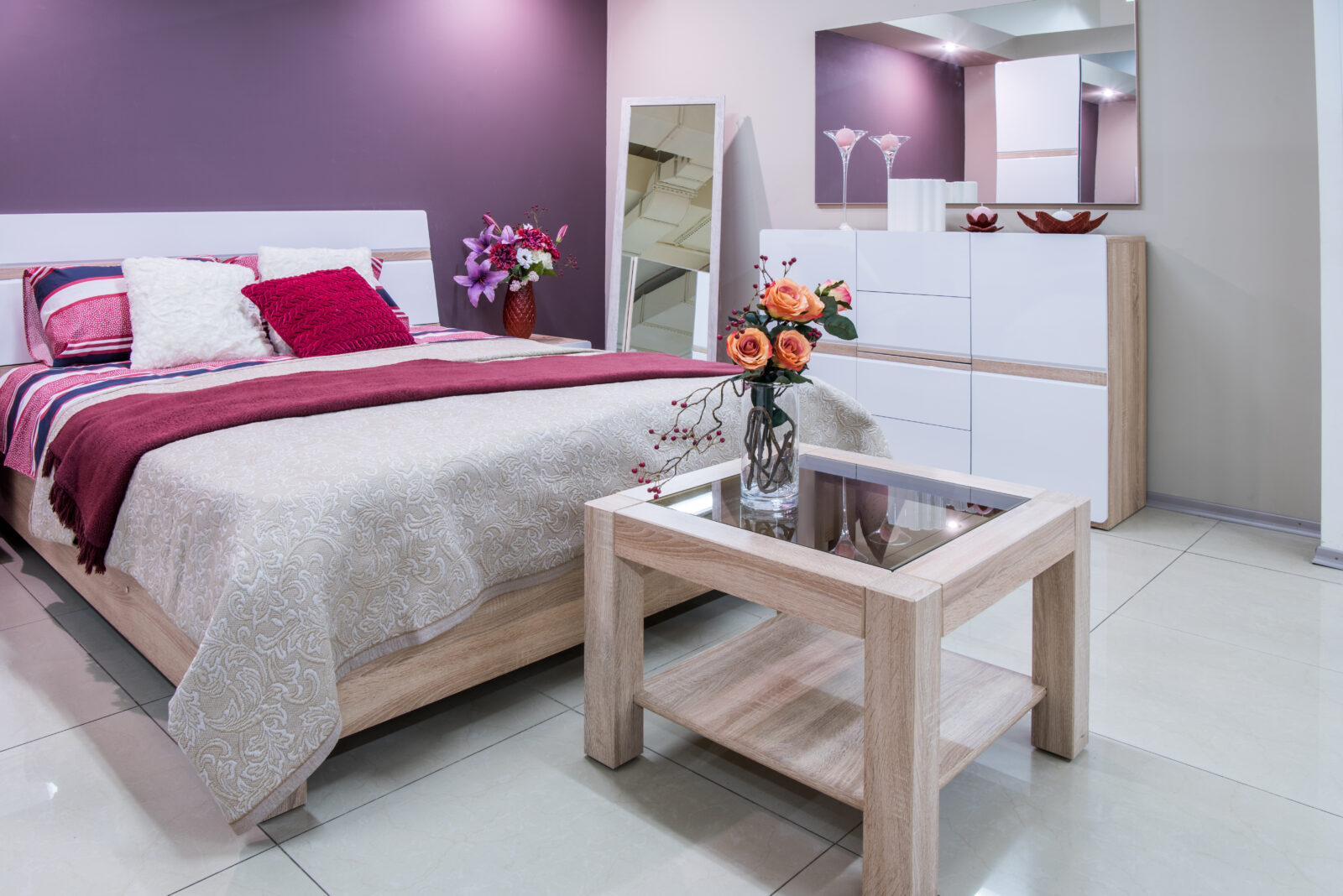 sypialnia w kolorze fioletowym