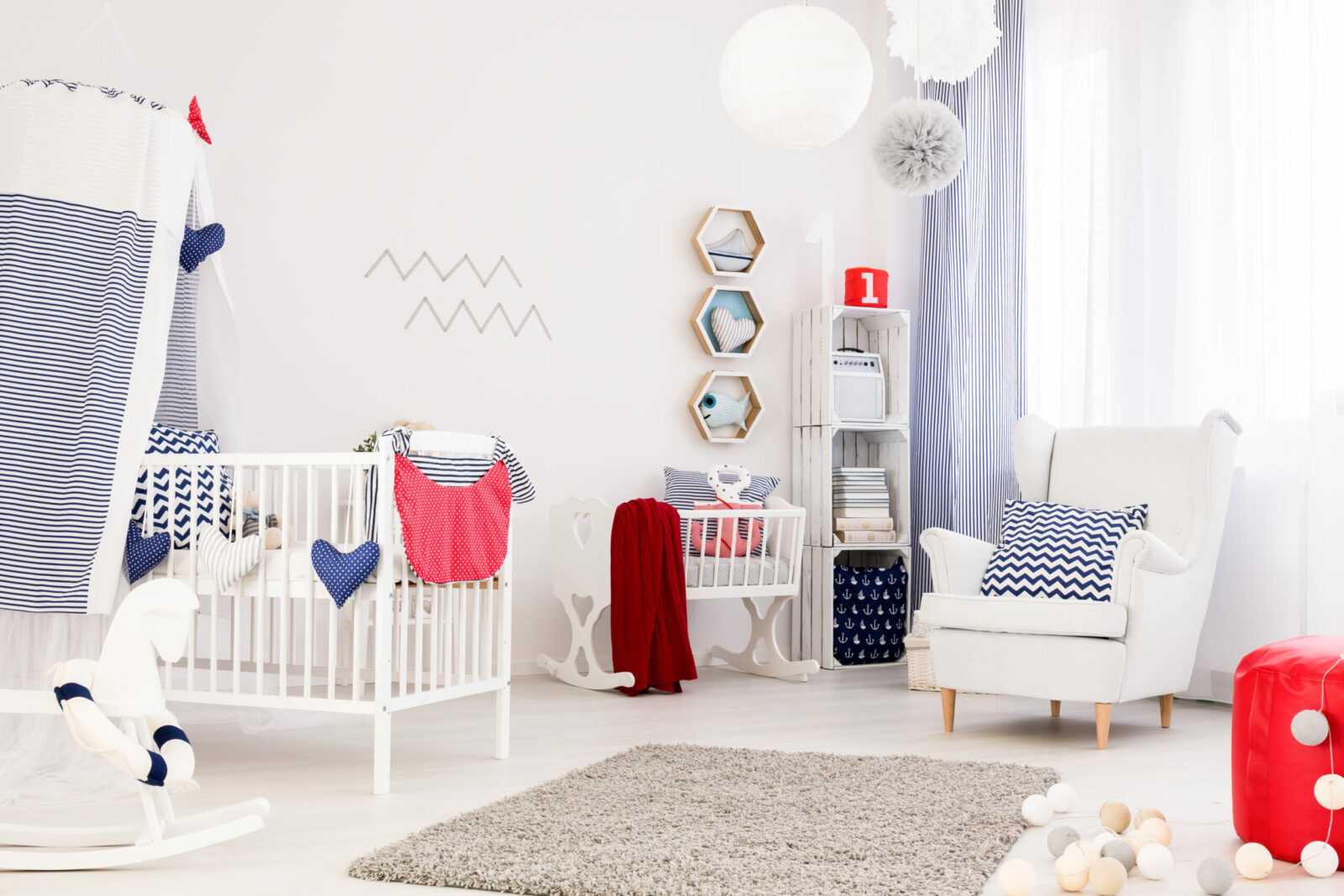 pokój dziecka z biało - niebieskimi dodatkami