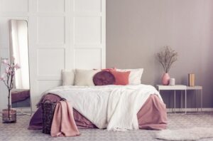 sypialnia w odcieniach fioletu