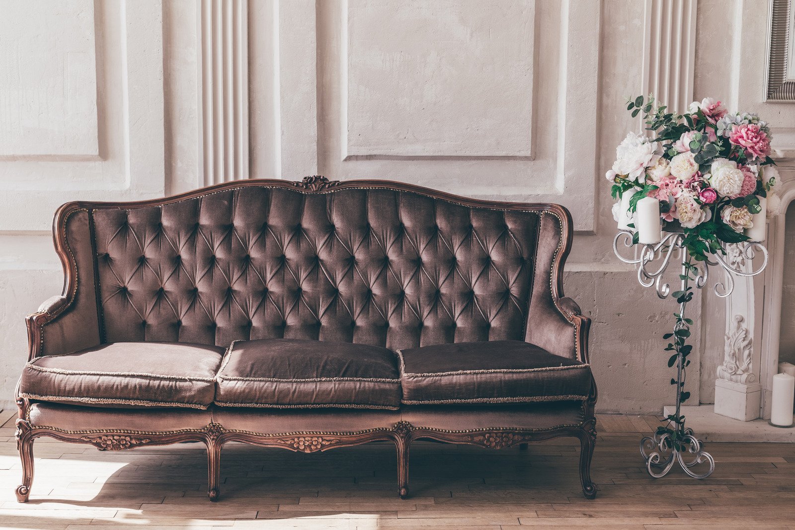 Sofa w stylu vintage, tapeta vintage, kwiaty
