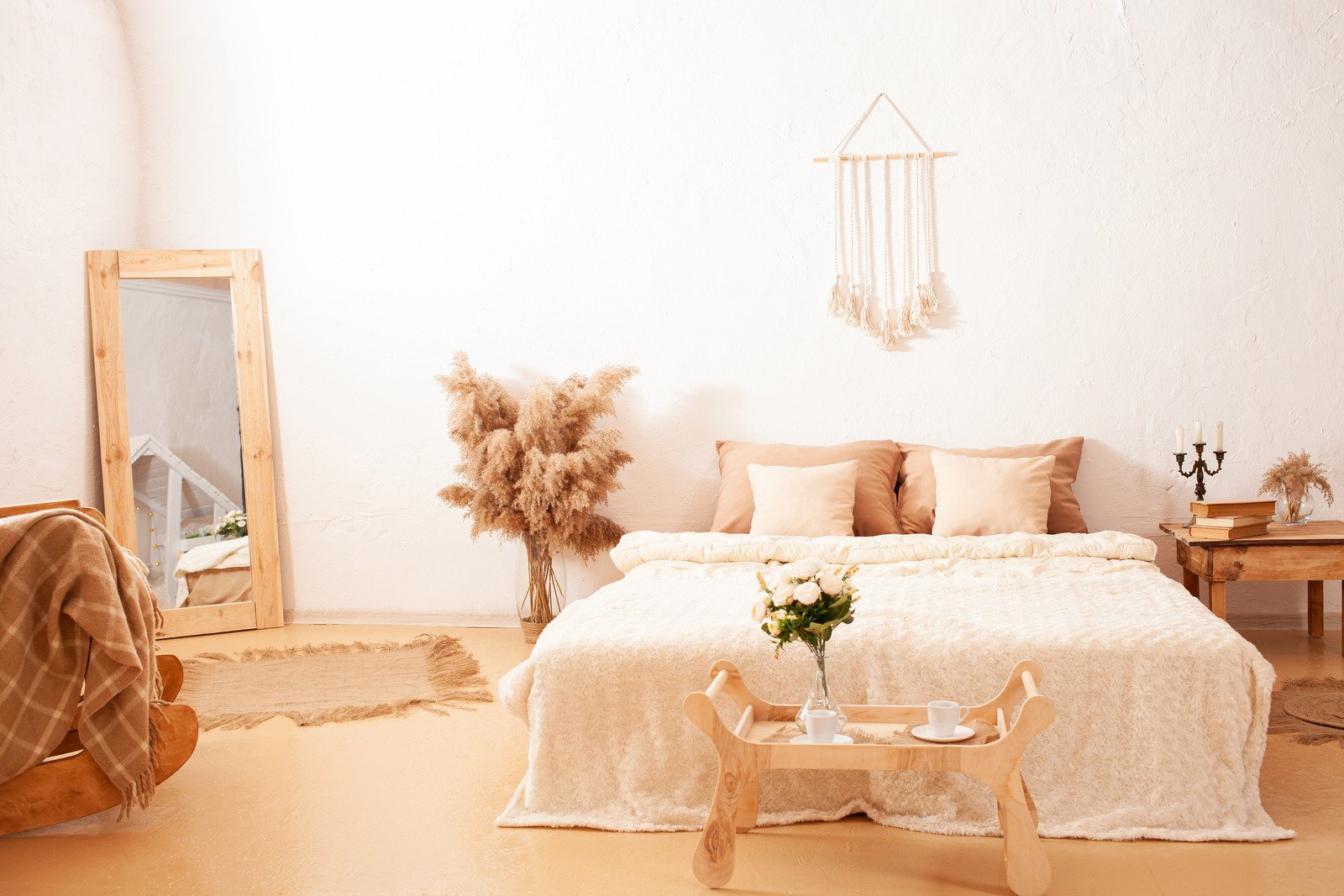 Sypialnia w stylu rustykalnym: pampasy wygoda, drewno