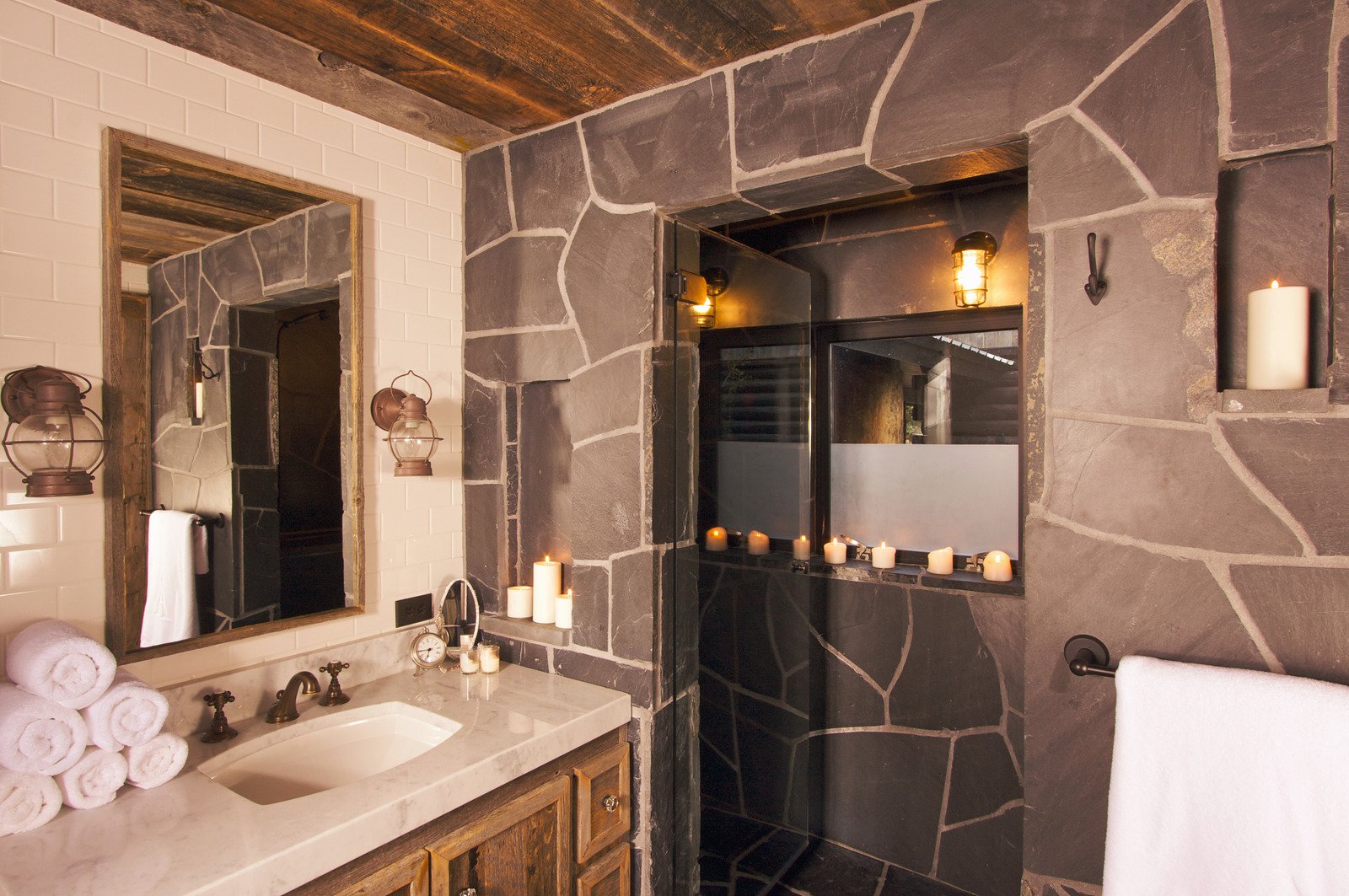 rustykalna łazienka z kamienną ścianą