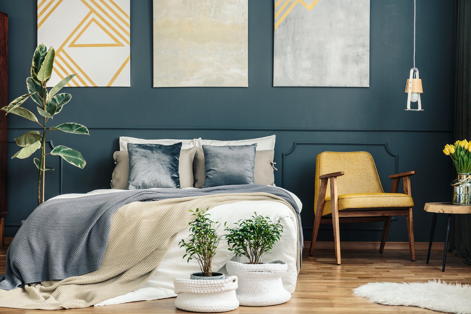 Zielona ściana w sypialni – projekt wnętrza