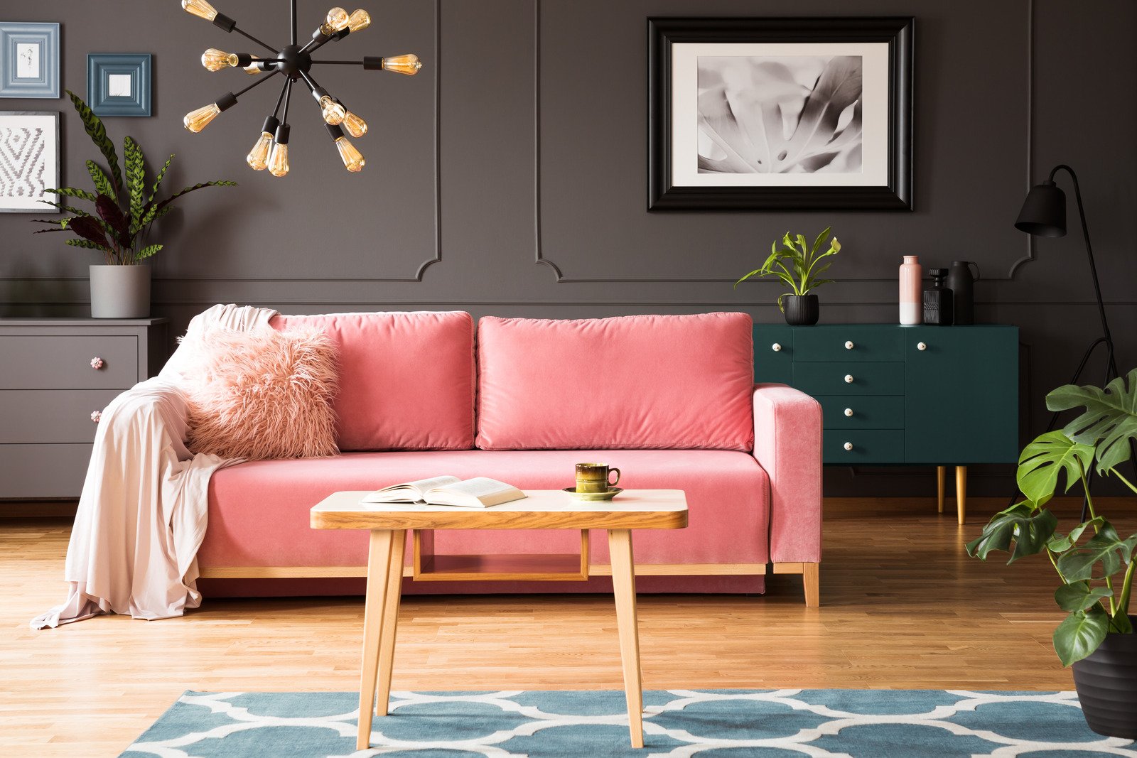 różowa kanapa, szare ściany