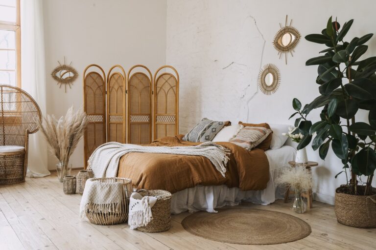 Sypialnia w stylu boho – meble, tekstylia i rośliny w doskonałej harmonii