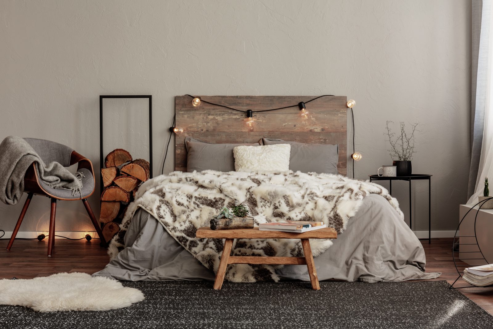 sypialnia z drewnianymi dodatkami