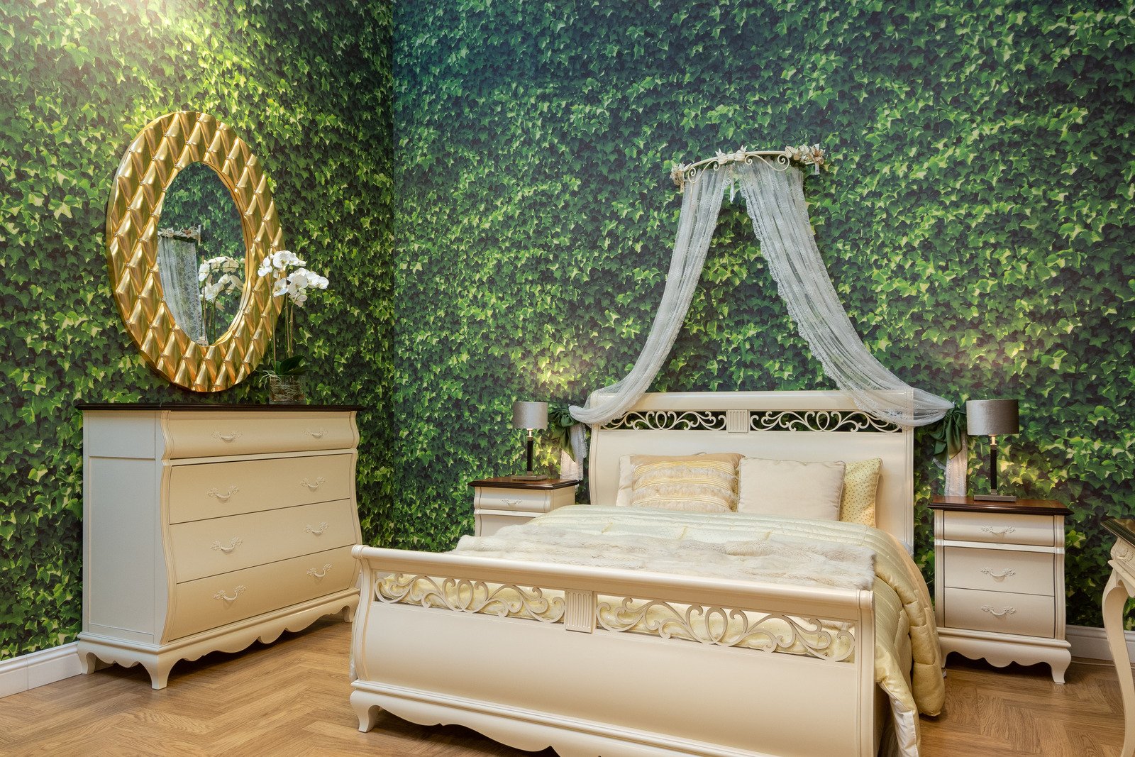 sypialnia z tapetą w zielone liście