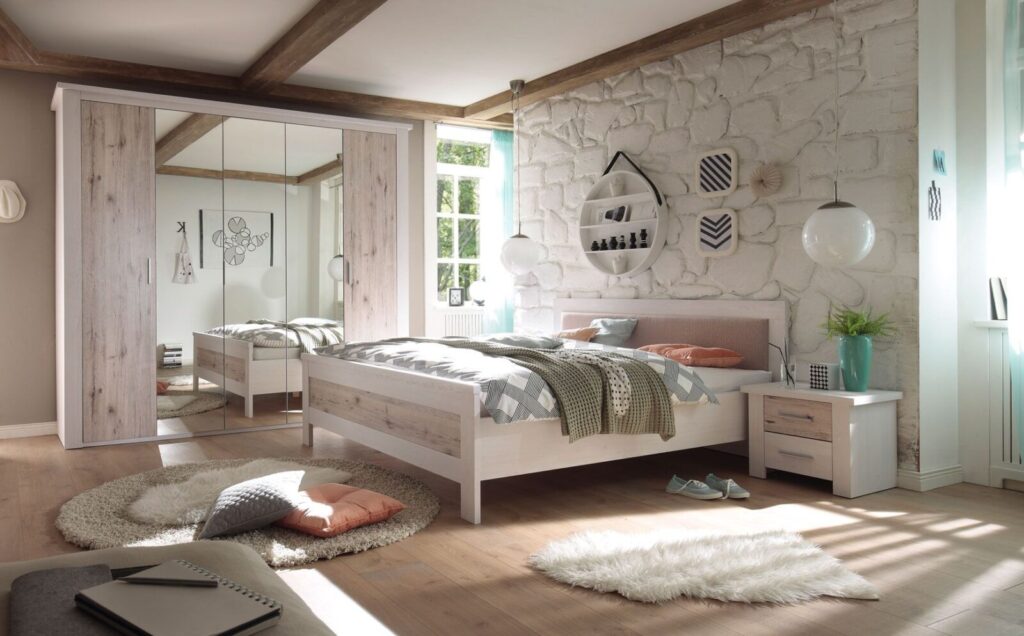 drewniane łóżko, futrzane dywaniki