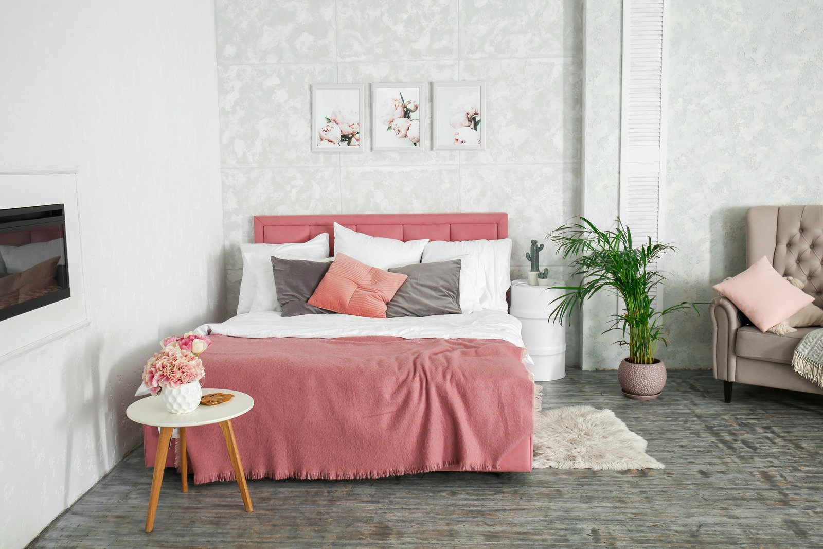 różowy zagłówek łóżka