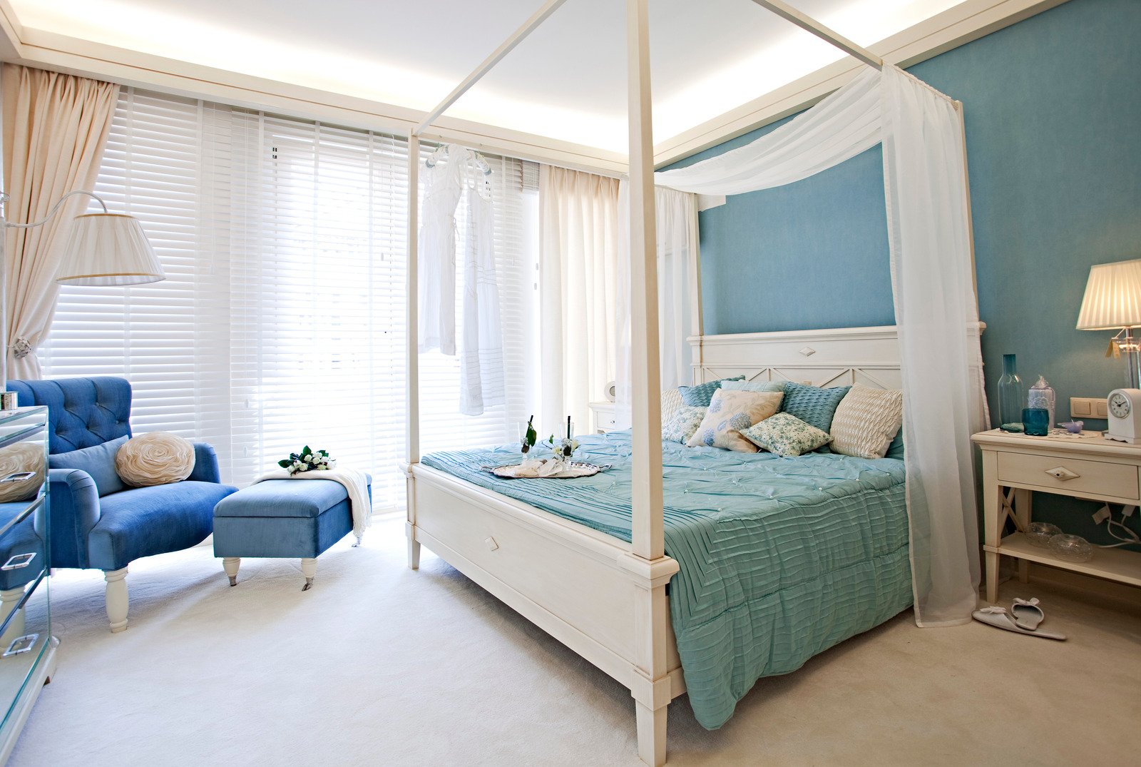 sypialnia w niebieskich kolorach