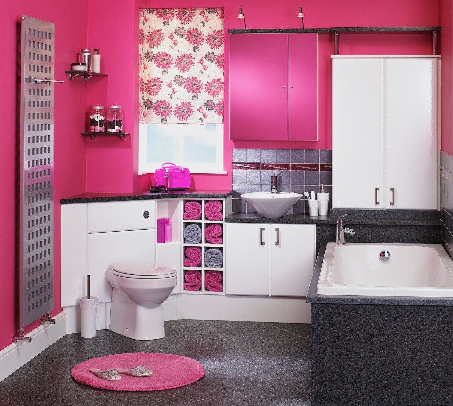 różowa łazienka z panelowym kaloryferem