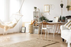 jasny pokój z drewnianym biurkiem