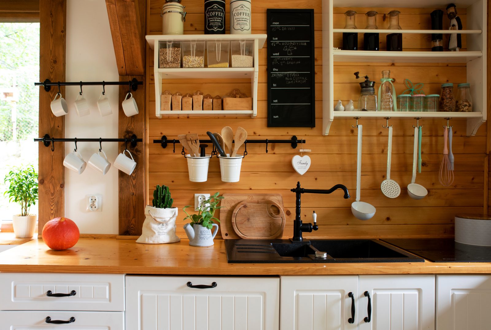 białe szafki w kuchni, drewniane dodatki 