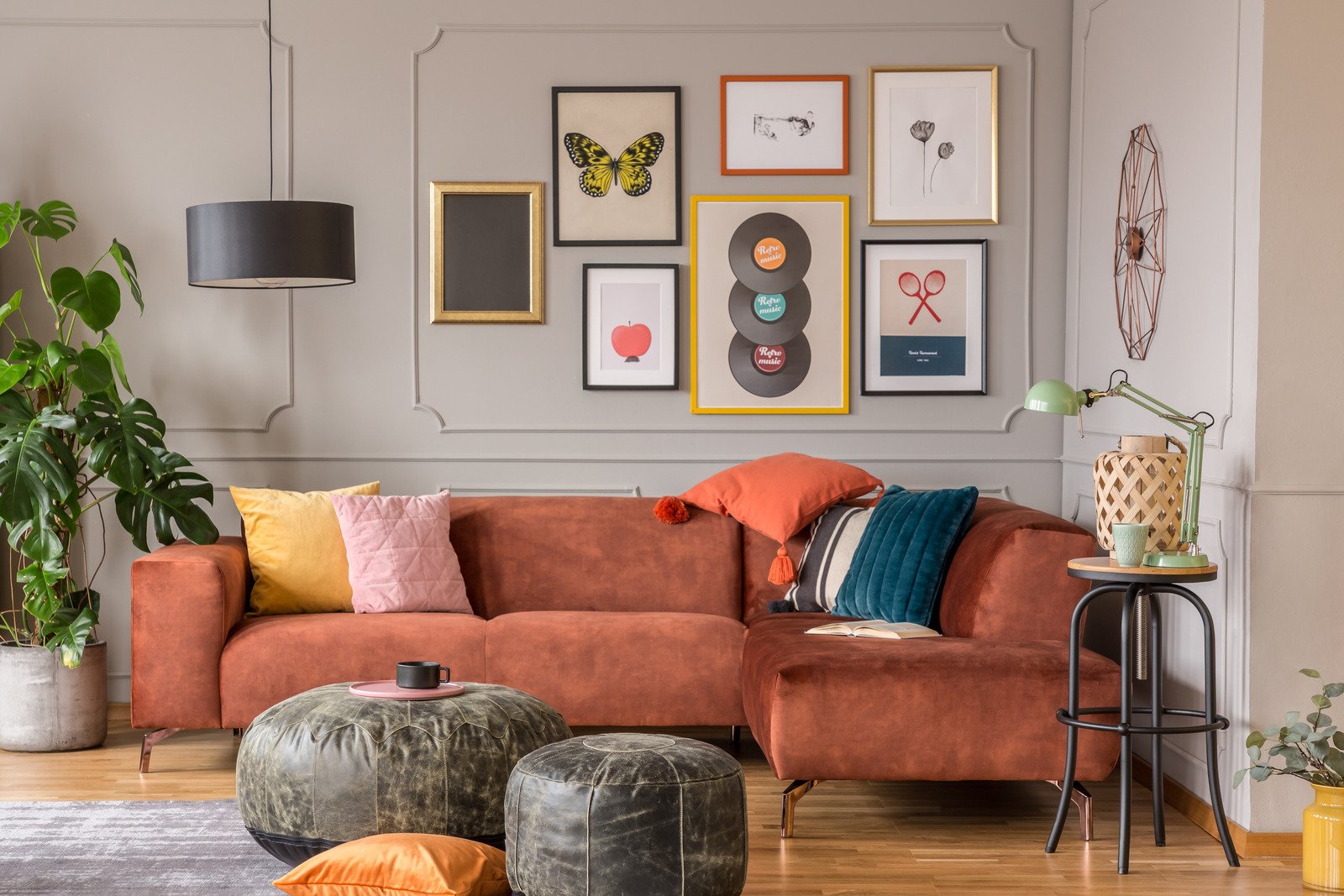 pomarańczowa sofa, sztukateria