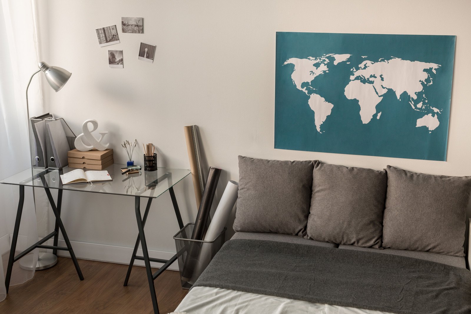sypialnia z mapą świata na ścianie