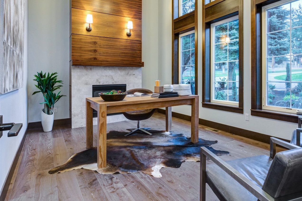drewniany stół, biuro domowe, loft 